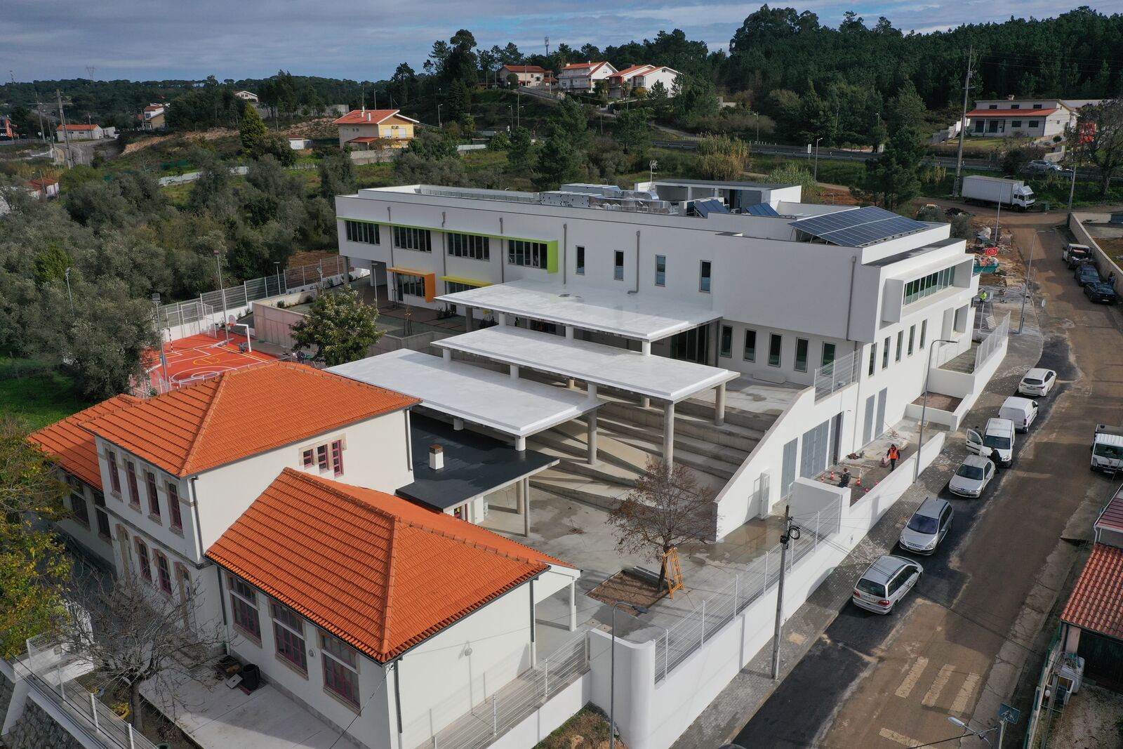 Edifício escolar construído pela C2R